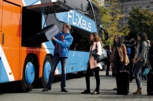 Bevor es losgeht, wird das Gepäck im unteren Teil des Busses verstaut