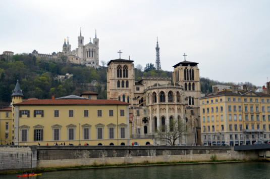 Lyon_Die Kathedrale Saint-Jean, die Basilika Notre-Dame de Fourvière und der Tour métallique