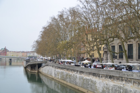 Lyon_Märkte laden zum Flanieren entlang der Flüsse ein