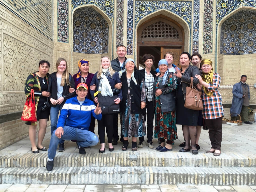usbekistan-buchara-kalon-moschee-voelker-touristen