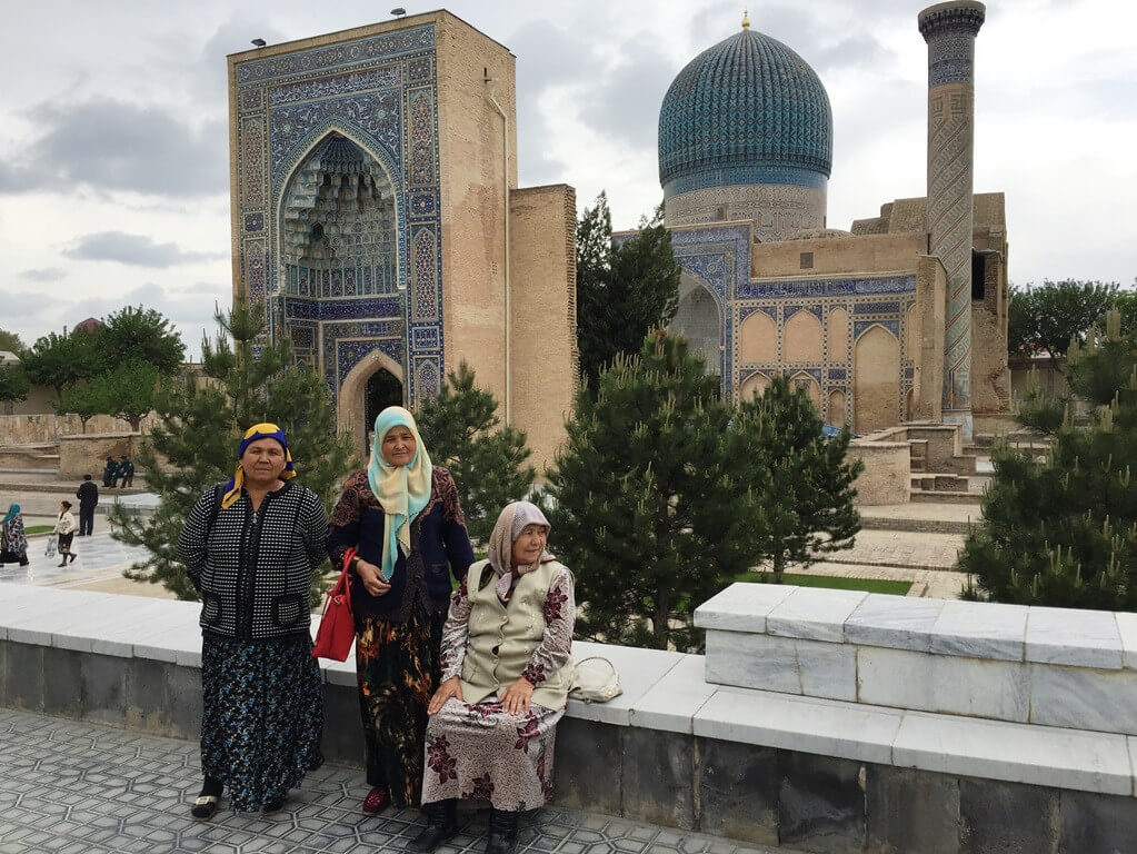 usbekistan-samarkand-gur-emir-mausoleum-frauen
