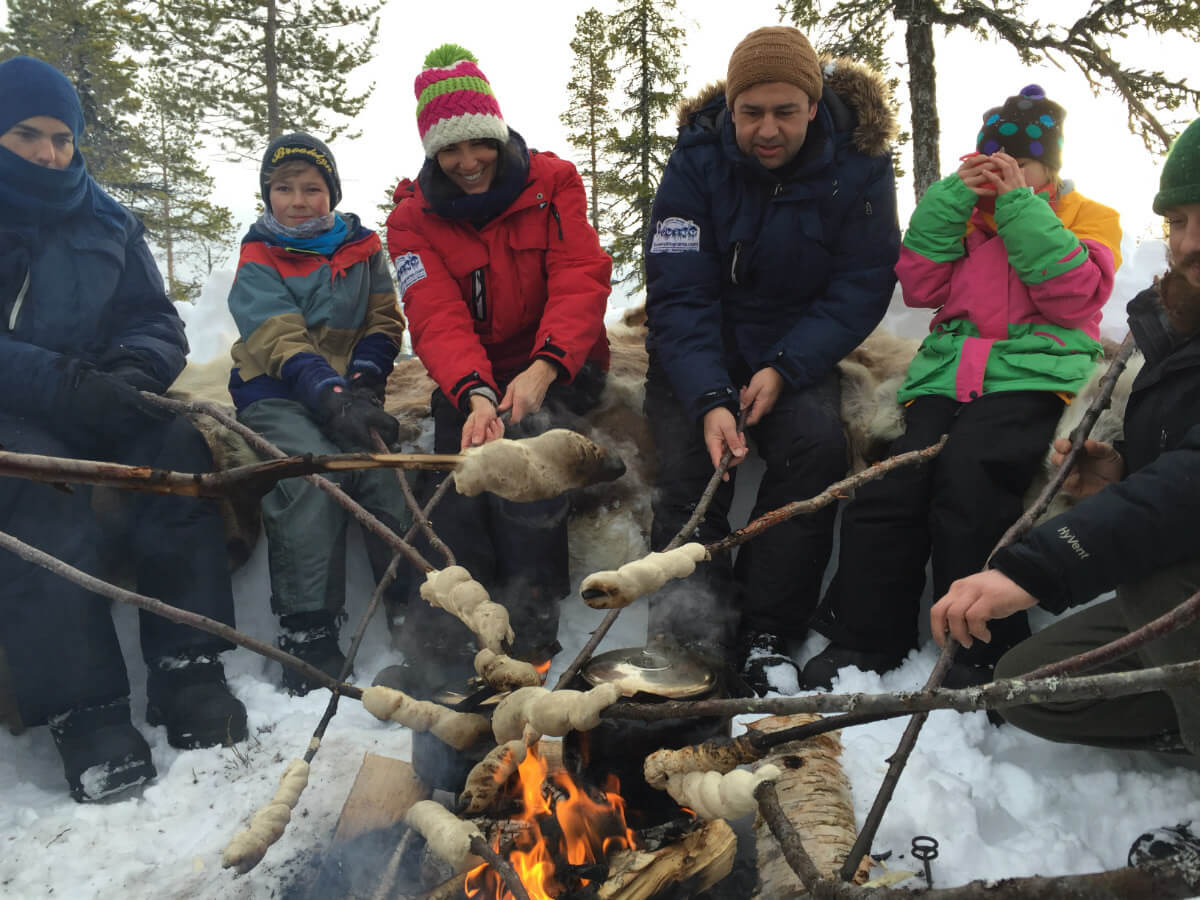 lappland-schweden-huskys-hundeschlitten mushen winter schnee landschaft