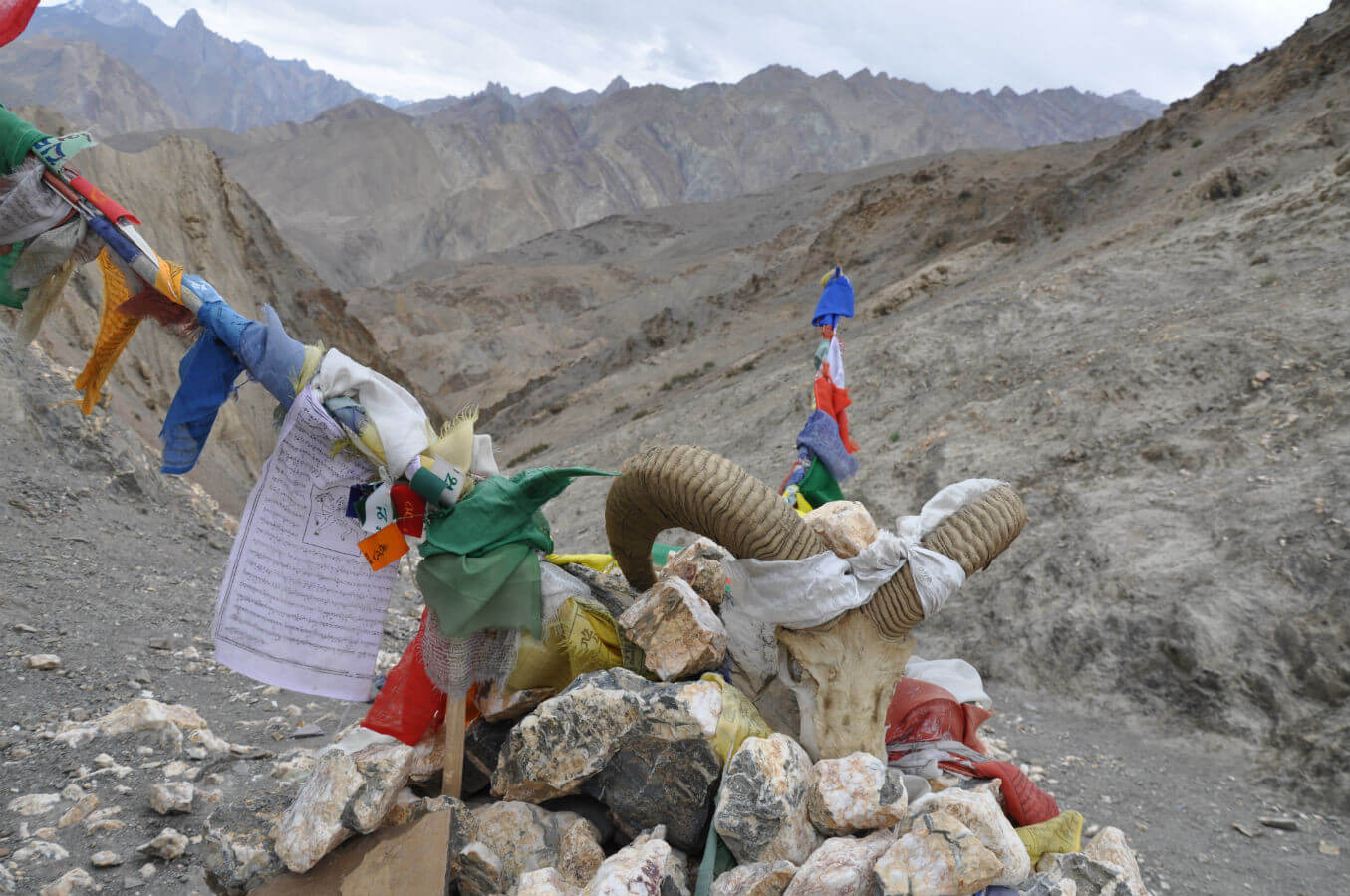 tibet indien wanderung wandern farbe gebirge