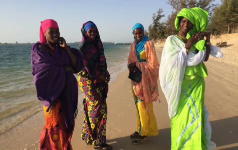 senegal-strand-frauen-bunt-kleider