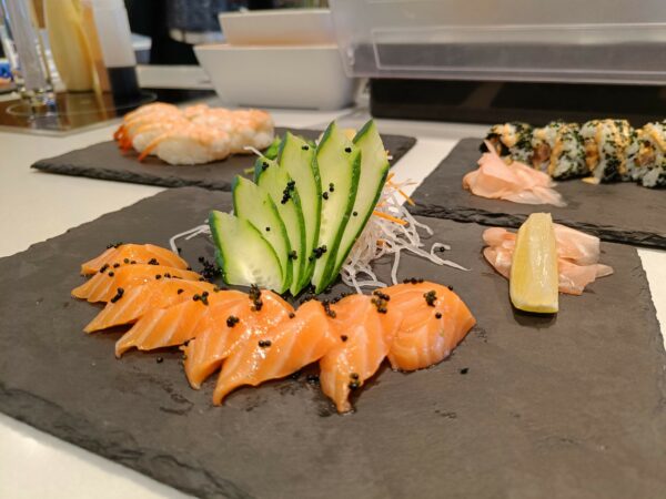 Das Bild zeigt eine Sushi Platte mit Sashimi.