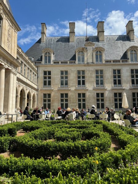 Eine Oase mitten im Marais – das Terrassencafé Fabula im Innenhof des Musée Carnavalet, Foto: Privat