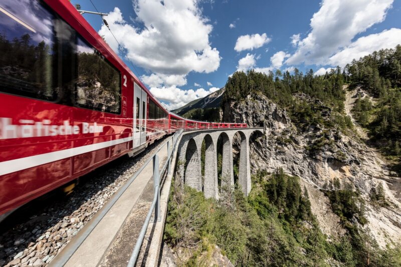 Schon die Anreise mit der Rhätischen Bahn ins Engadin ist spektakulär und inspirierend zugleich. Foto: Rhätische Bahn, Andrea Badrutt