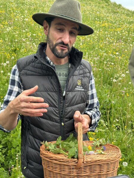 Paolo Casanova, Green Chef of the Year, sammelt seine Kräuter jeden Tag frisch – und nur soviel wie er auch direkt verbrauchen kann. Foto: Privat