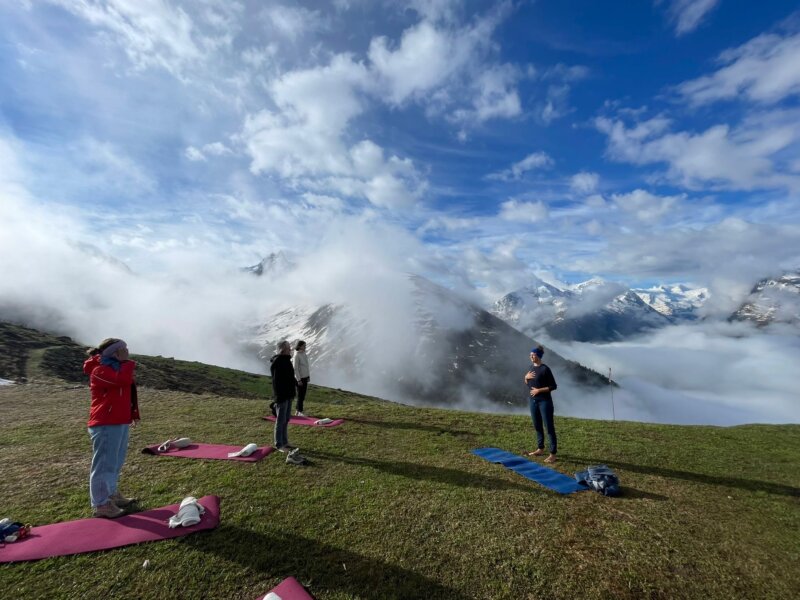 Sunrise Breathing auf Muottas Muragl. Ein spektakulärer Abschluss einer Engadinreise zum Thema Kraft der Natur. Foto: Privat