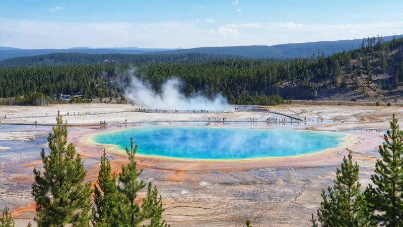 Fast alle Farben des Regenbogens vereint die Grand Prismatic Hot Spring in sich.